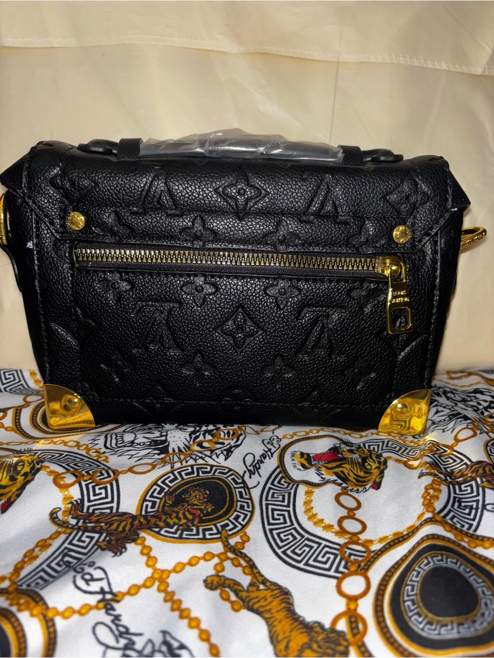 Brand New ! FASHION Black Embossed  Crossbody Bag with Gold Hardware - Picture 4 of 7